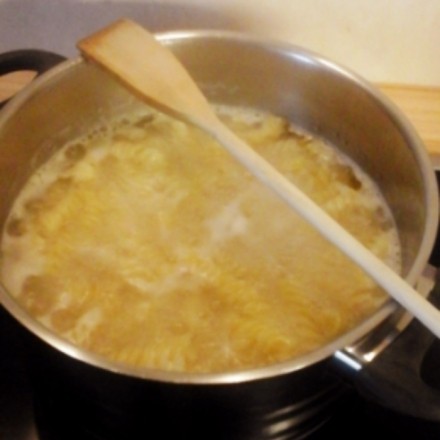 Nie wieder überkochendes Kartoffelwasser: Kochlöffel auf den Topf