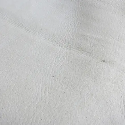 Weißes Kunstleder reinigen