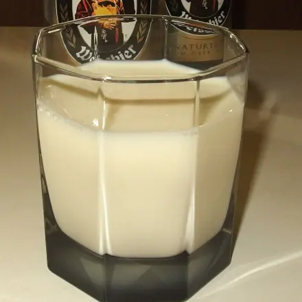 Heftige Party, viel Alkohol, Angst vor dem Morgen? Trink Milch