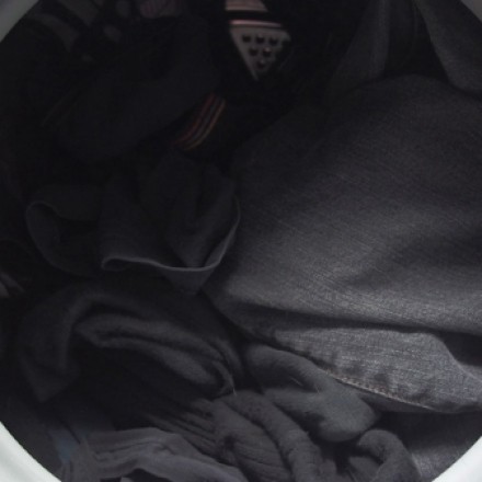 Schwarze Kleidungsstücke mit Efeublättern waschen