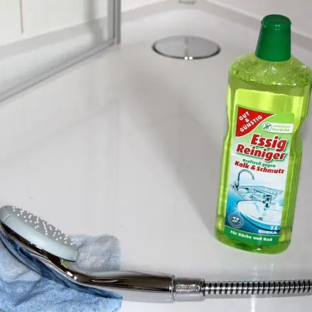 Ränder in Bade-/Duschwanne mit Klopapier & Essigreiniger entfernen