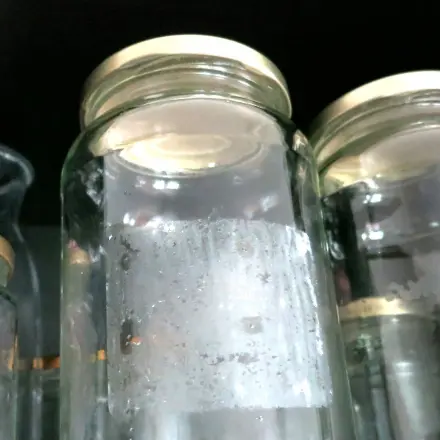 Aufkleber/Klebeetiketten in Wasser einweichen