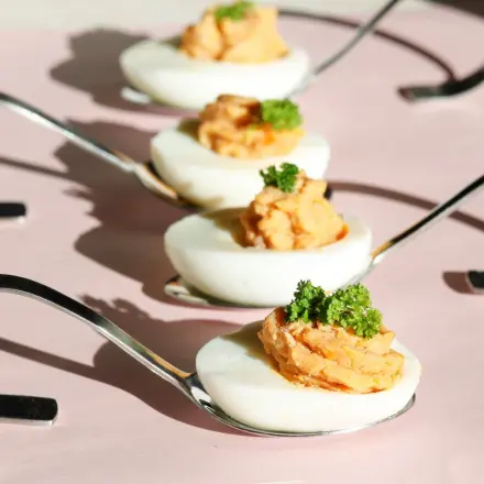 Huevos rellenos con atun (gefüllte Eier mit Thunfisch)