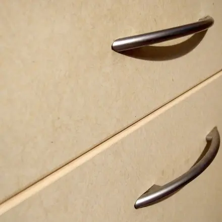 Hartnäckige Fettschmiere mit Kunststoffreiniger beseitigen