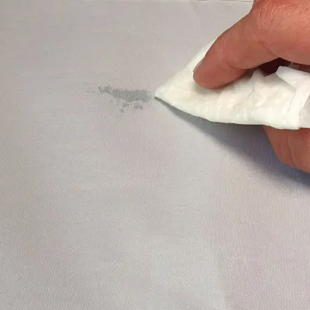 Fettflecken mit Milch wegrubbeln