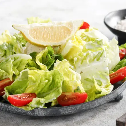 Grüner Salat mit Frischkäse