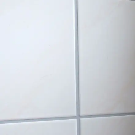 Badezimmerfliesen, Badewanne, Spülstein