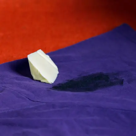 Flecken von Autoschmiere entfernen mit Butter