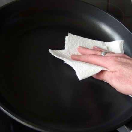 Altes Fett aus der Pfanne mit Küchenpapier aufwischen & entsorgen