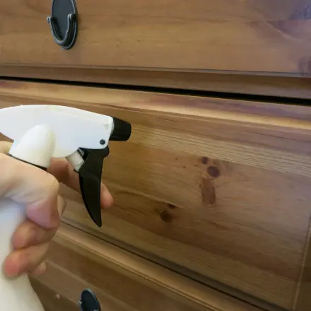 Holzmöbel glänzend und duftig mit Weichspüler