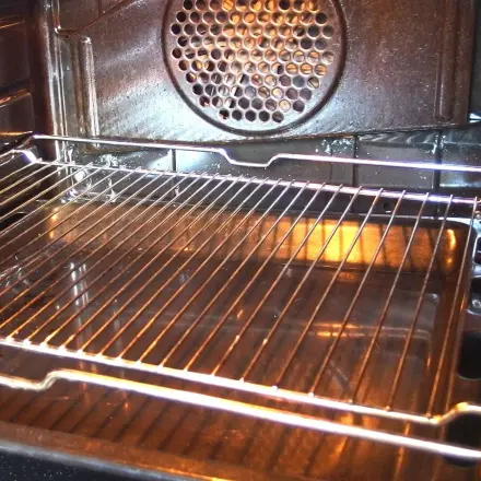 Backofen mit Rasierschaum reinigen