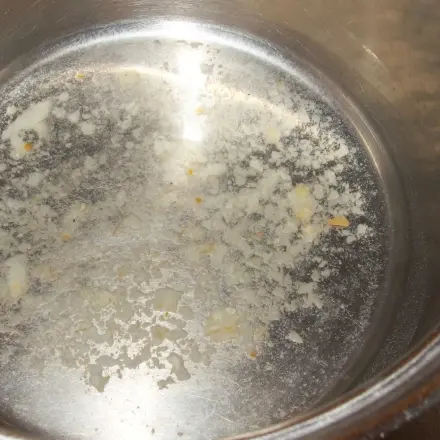 Eingebranntes in Töpfen mit Scheuerpulver entfernen