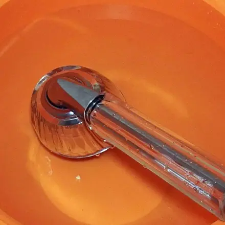 Kalkablagerungen am Brausekopf im Essigeimer beseitigen