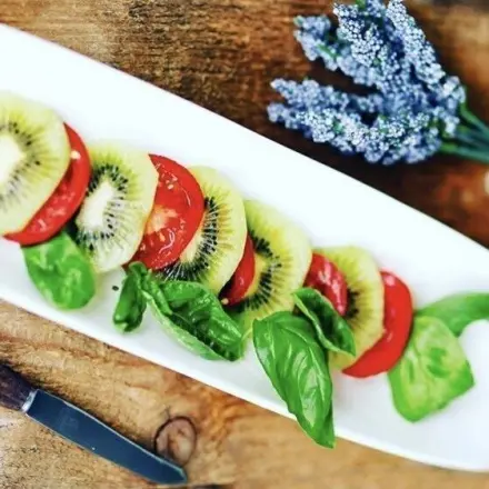 Kiwi-Tomatensalat mit Zitronen-Basilikum-Honig-Dressing