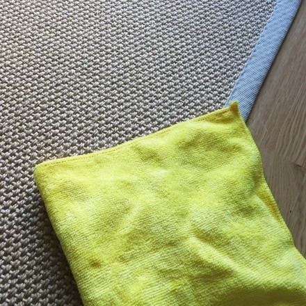 Microfasertuch gegen Flecken im Teppich