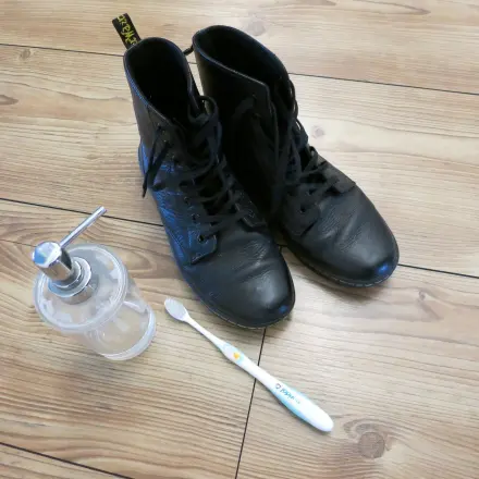 Verschmutzte Lederschuhe wieder sauber mit Zahnbürste & Handseife