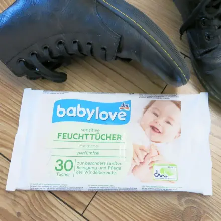Lederschuhe putzen mit Babyfeuchttüchern