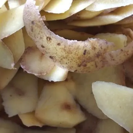 Spülbecken umweltfreundlich mit Kartoffelschalen reinigen