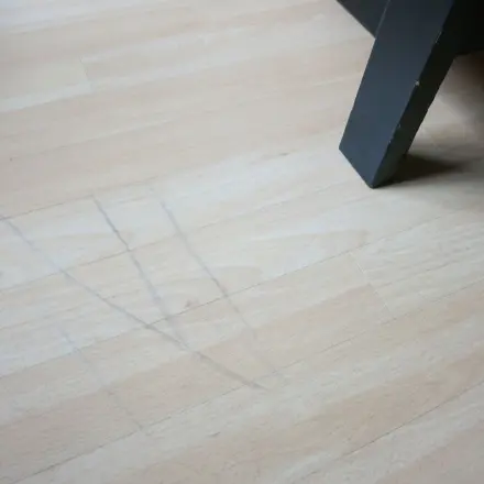 Schuh-Streifen auf Linoleum- & Steinböden mit Margarine entfernen