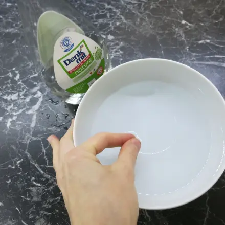 Spüli gegen zusammengeklebte Finger