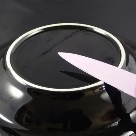 Messer schärfen mit der Unterseite von Tellern