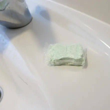 Weiße Keramikspüle reinigen