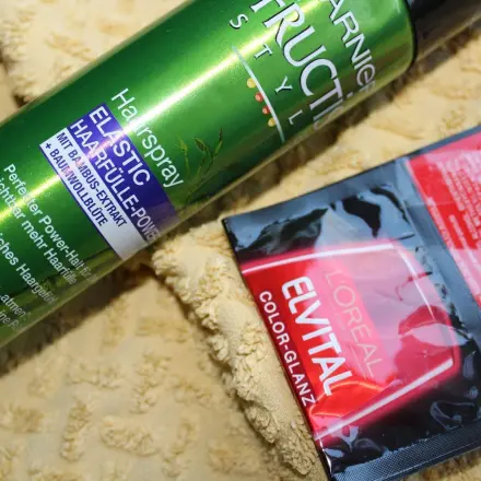 Haarfarbe auf der Kleidung