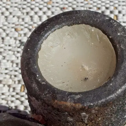 Kerzenständer mit Korkenzieher von Wachsresten befreien