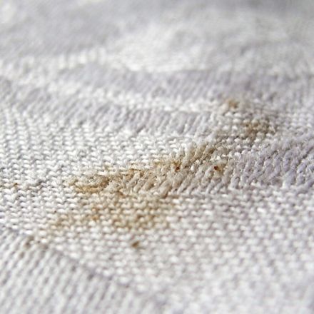 Mit Duschkabinenreiniger gegen Fettflecken