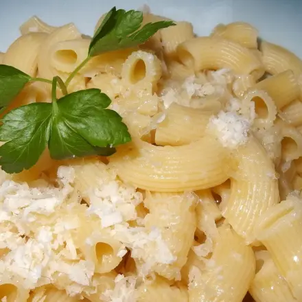 Gnocchi oder Nudeln mit Butter und Parmesan