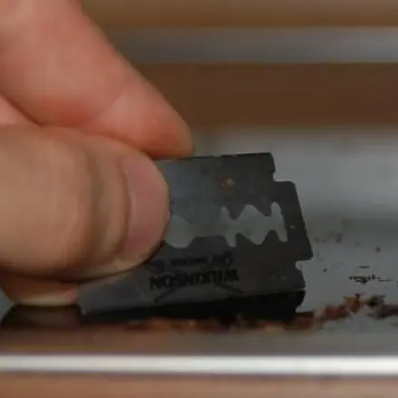 Reinigen von Glaskeramikfeldern mit Rasierklingen