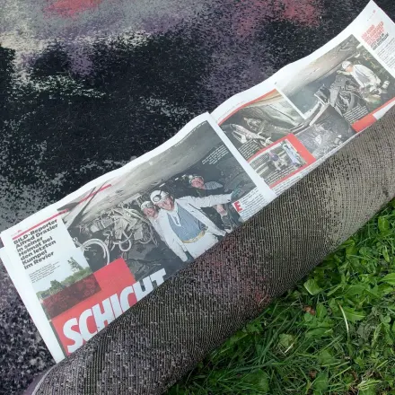 Teppiche mottensicher lagern: Mit Zeitungspapier einrollen