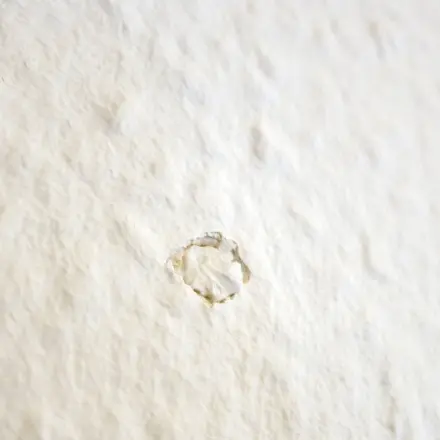 Papiertaschentücher in die Wand nageln