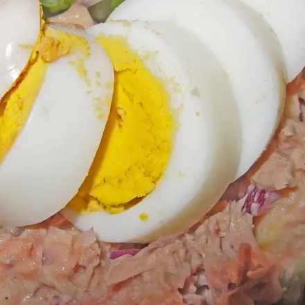 Thunfischsalat mit Ei und sauren Gurken