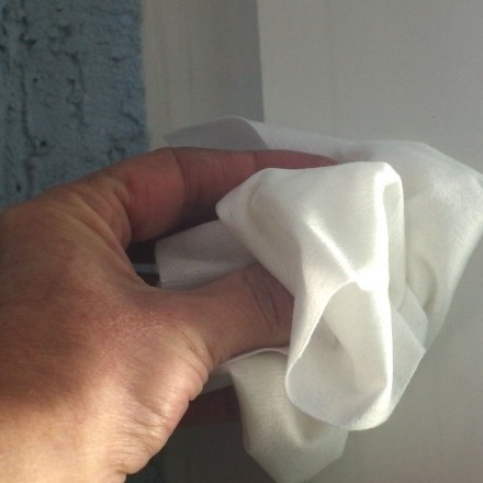 Strahlend weiße Kunststoff-Fensterrahmen mit Anlauger