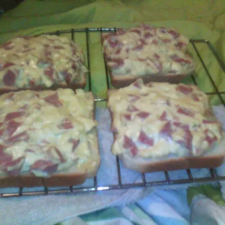 Schmelzkäse/Frühstücksfleisch - Graubrotschnittentoast