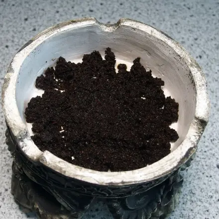 Mit Kaffee gibts gestanklose Aschenbecher