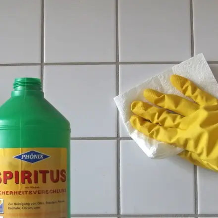 Fettflächen in der Küche mit Spiritus reinigen