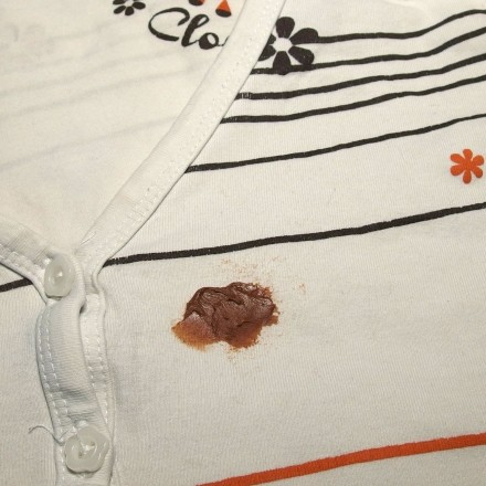 Schokoladenfleck von Kleidung entfernen mit Glycerin