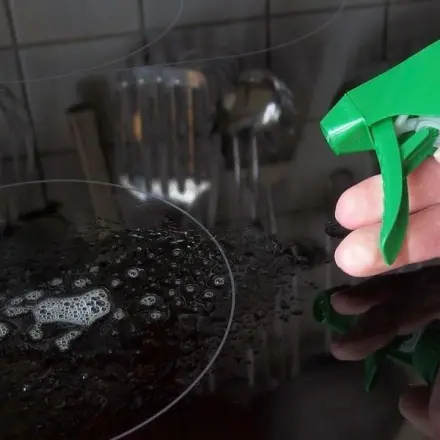 Glaskeramikfeld strahlend sauber mit Glasreiniger