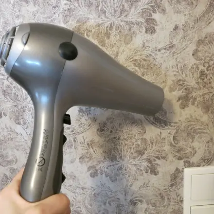 Wachsflecken auf der Tapete mit Föhn & Microfaser entfernen