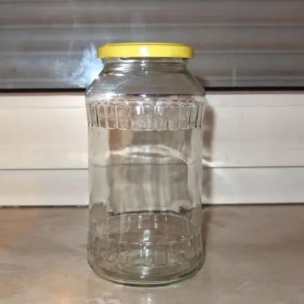 Leere Gläser von Gemüse oder Obstkonserven können einiges