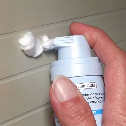 Vergilbte Geräte (Staub, Zigarettenrauch) reinigen mit Rasierschaum