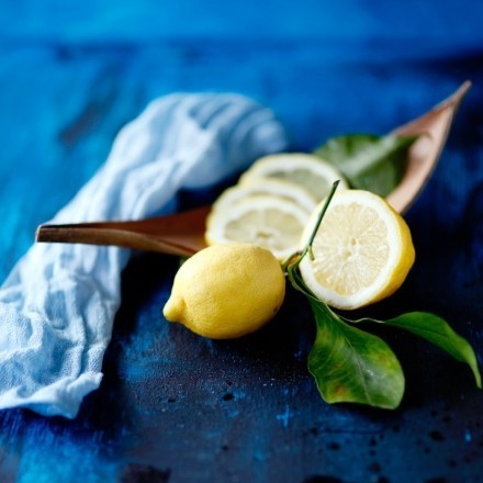 Leicht angebrannte Flecken vom Bügeln mit Zitrone entfernen