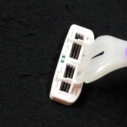 Polyesterhosen mit Einwegrasierern "entknüddeln"