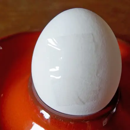 Eier mit Sprung kochen dank Tesafilm