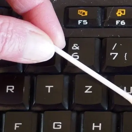 Computertastatur wieder sauber mit Glasreiniger & Q-Tips