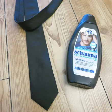Schuppenshampoo gegen Fettflecken auf Krawatten
