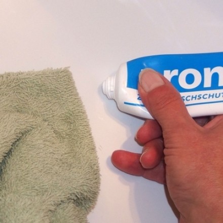 Zahnpasta gegen Flecken in der Badewanne