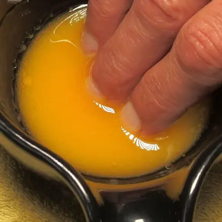 Fingernägel stärken mit Ei, Honig, Salz und Öl
